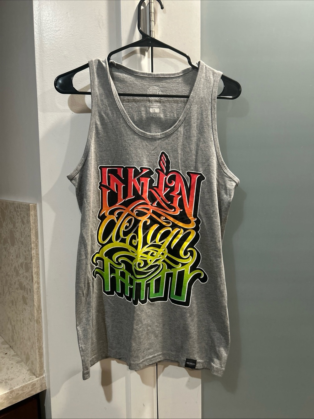Famous Skin Design Tattoo Shop Graffiti Logo Gray Small Tank Top